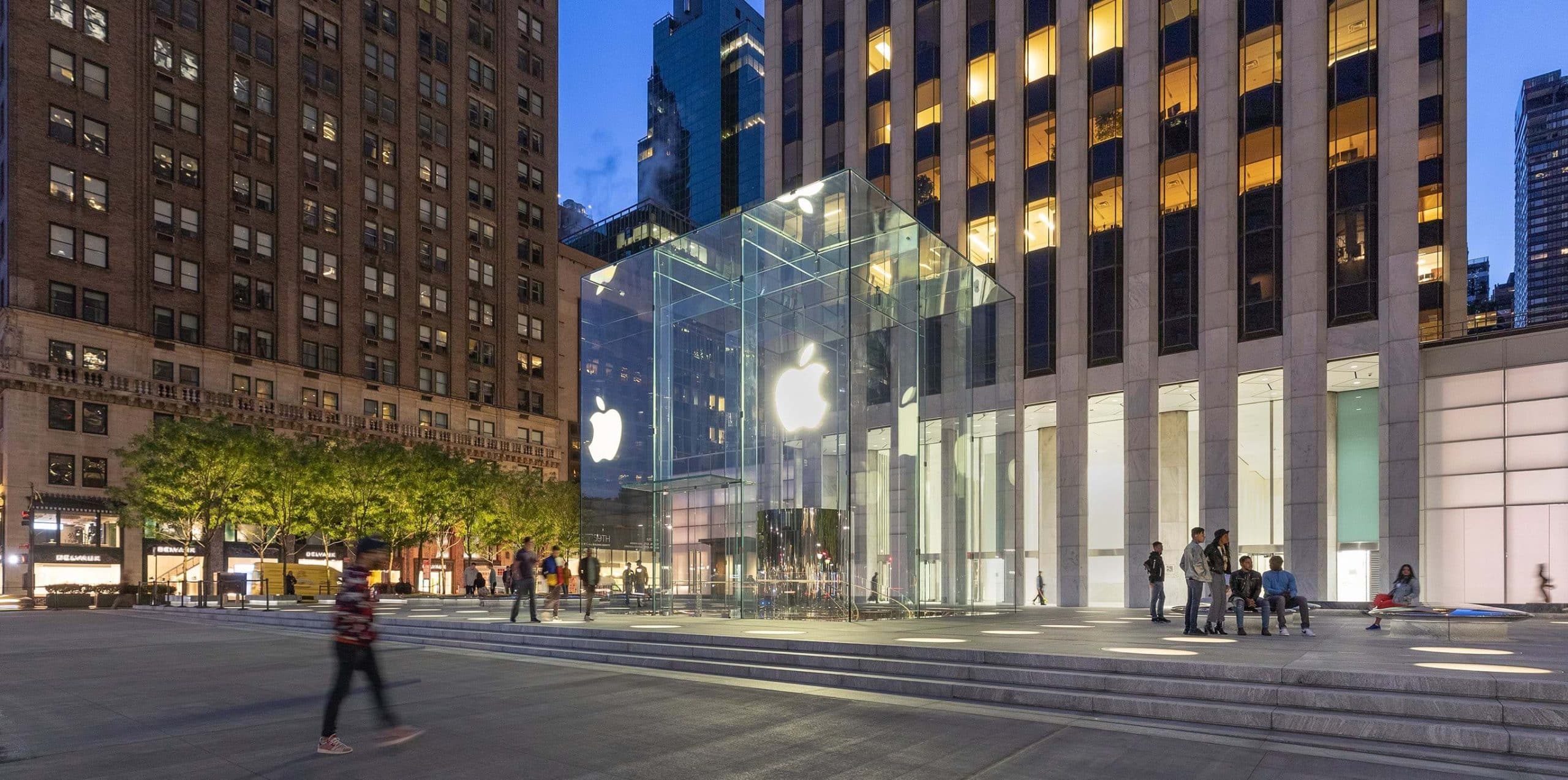 Apple Fifth Avenue outdoor lighting